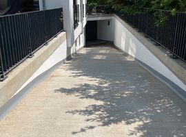22.06.2023: Die Tiefgarage konnte fertig gestellt werden. Die Grünanlage wächst und gedeiht.