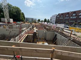 Am 01. Juni 2025 sind die Erdarbeiten für die Gründung des Objektes abgeschlossen.  In dem unterkellerten Bereich sind bereits die ersten Wände gezogen, so dass in absehbarer Zeit  die Kellergeschossdecke aufgelegt werden kann. Im nichtunterkellerten Bereich gehen die Arbeiten  für die Sohlplatte anschließend weiter. Insgesamt sind wir mit der Zusammenarbeit mit der Firma ALTUS hochzufrieden.