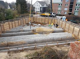 13.03.2021 - Die Bewährung wird vorbereitet für die Betonage der Sohle.