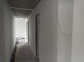 08.12.2022: Die Fassade ist fertiggestellt und das Gerüst bereits abgebaut. Auch im Innenausbau geht es voran. In den Wohnungen 1-6  sind die Malerarbeiten bis auf den Endanstrich fertiggestellt und auch die Fliesenarbeiten stehen kurz vor dem Abschluss.