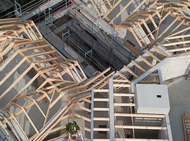 08.08.2022: Nach Fertigstellung des Rohbaus, des Daches und Einbau der Fenster konnte im Juni der Innenausbau starten. Mittlerweile sind die Innenputzarbeiten abgeschlossen und die Trockenbauwände werden montiert.