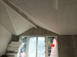 23.09.2022: Die Fassadenarbeiten sind weit fortgeschritten und können voraussichtlich noch diesen Monat abgeschlossen werden. Auch der Innenausbau kommt gut voran, sodass in Kürze die Fußbodenheizung verlegt wird und die Estricharbeiten beginnen. Im Dachgeschoss wird aktuell die aufwendige Dachkonstruktion verkleidet.
