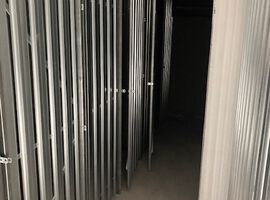 23.03.2023: Die Kellerabstellräume des Objektes sind fertiggestellt und die Tiefgarage hat einen weißen Anstrich bekommen. Die Arbeiten in den Wohnungen sind in vollem Gange. In den letzten Wochen konnten bereits 6 Wohnungen an die Erwerber übergeben werden.