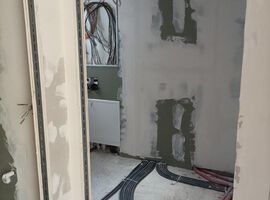23.09.2022: Die Fassadenarbeiten sind weit fortgeschritten und können voraussichtlich noch diesen Monat abgeschlossen werden. Auch der Innenausbau kommt gut voran, sodass in Kürze die Fußbodenheizung verlegt wird und die Estricharbeiten beginnen. Im Dachgeschoss wird aktuell die aufwendige Dachkonstruktion verkleidet.