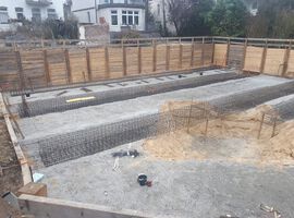 13.03.2021 - Die Bewährung wird vorbereitet für die Betonage der Sohle.