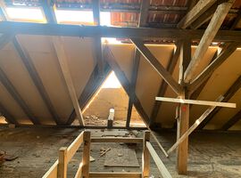 18.08.2020 - Die Zimmerei bringt die Bodenebenen ein. Außerdem wurde mit der Ausbesserung der Balkenlagen begonnen, so dass zeitnah das Dach witterungsgeschützt abgedichtet werden kann.