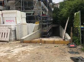 08.08.2022: Nach Fertigstellung des Rohbaus, des Daches und Einbau der Fenster konnte im Juni der Innenausbau starten. Mittlerweile sind die Innenputzarbeiten abgeschlossen und die Trockenbauwände werden montiert.