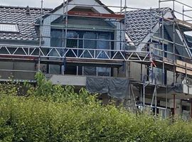 08.08.2022: Nach Fertigstellung des Rohbaus, des Daches und Einbau der Fenster konnte im Juni der Innenausbau starten. Mittlerweile sind die Innenputzarbeiten abgeschlossen und die Trockenbauwände werden montiert.
