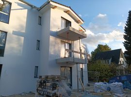 08.12.2022: Die Fassade ist fertiggestellt und das Gerüst bereits abgebaut. Auch im Innenausbau geht es voran. In den Wohnungen 1-6  sind die Malerarbeiten bis auf den Endanstrich fertiggestellt und auch die Fliesenarbeiten stehen kurz vor dem Abschluss.
