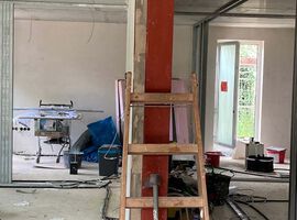 08.08.2022: Nach Fertigstellung des Rohbaus, des Daches und Einbau der Fenster konnte im Juni der Innenausbau starten. Mittlerweile sind die Innenputzarbeiten abgeschlossen und die Trockenbauwände werden montiert.