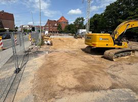 Am 01. Juni 2025 sind die Erdarbeiten für die Gründung des Objektes abgeschlossen.  In dem unterkellerten Bereich sind bereits die ersten Wände gezogen, so dass in absehbarer Zeit  die Kellergeschossdecke aufgelegt werden kann. Im nichtunterkellerten Bereich gehen die Arbeiten  für die Sohlplatte anschließend weiter. Insgesamt sind wir mit der Zusammenarbeit mit der Firma ALTUS hochzufrieden.
