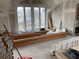 20.02.2023: Die Balkonbeläge sind fertiggestellt und das Treppengeländer ist montiert. Der Aufzug ist in den letzten Zügen. Es konnten bereits die ersten Wohnungen übergeben werden.
