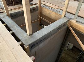 01.10.2020 - Das Treppenhaus und der Fahrstuhlschacht sind im EG fertig gemauert. Die Zimmermannsarbeiten schreiten kontinuierlich voran.