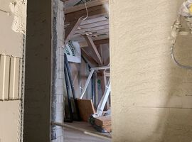 12.04.2021 - Die Balken wurden verkleidet und das Treppenhaus wird verputzt.