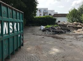 09.08.2019 - Die Abbrucharbeiten auf unserem Grundstück in Stockelsdorf haben begonnen.