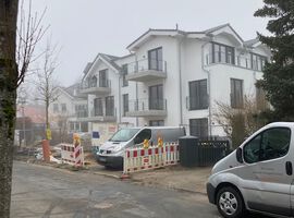 20.02.2023: Die Balkonbeläge sind fertiggestellt und das Treppengeländer ist montiert. Der Aufzug ist in den letzten Zügen. Es konnten bereits die ersten Wohnungen übergeben werden.