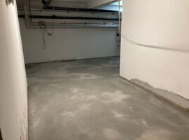 07.03.2023: Nach monatelangem Bangen um fehlende Teile der Heizung geht es nun mit großen Schritten voran. Die Heizungsanlage kann zeitnah Ihren Betrieb aufnehmen. Im Kellergeschoss wurde eine 3 cm-starke Estrichausgleichsschicht eingebaut, damit der Fußboden ein glattes und einheitliches Oberflächenbild erhält.