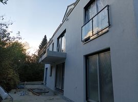 08.12.2022: Die Fassade ist fertiggestellt und das Gerüst bereits abgebaut. Auch im Innenausbau geht es voran. In den Wohnungen 1-6  sind die Malerarbeiten bis auf den Endanstrich fertiggestellt und auch die Fliesenarbeiten stehen kurz vor dem Abschluss.
