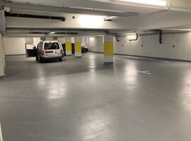 22.06.2023: Die Tiefgarage konnte fertig gestellt werden. Die Grünanlage wächst und gedeiht.