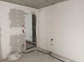 23.09.2022: Die Fassadenarbeiten sind weit fortgeschritten und können voraussichtlich noch diesen Monat abgeschlossen werden. Auch der Innenausbau kommt gut voran, sodass in Kürze die Fußbodenheizung verlegt wird und die Estricharbeiten beginnen. Im Dachgeschoss wird aktuell die aufwendige Dachkonstruktion verkleidet.