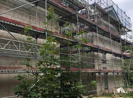 08.08.2022: Nach Fertigstellung des Rohbaus, des Daches und Einbau der Fenster konnte im Juni der Innenausbau starten. Mittlerweile sind die Innenputzarbeiten abgeschlossen und die Trockenbauwände werden montiert.