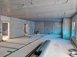 Der Winter hat uns weiterhin fest im Griff. Vereiste Straßen, extreme Kälte und immer wieder Schneefall. Das bremst viele aus. Uns aber nicht. Unserem Objekt in Stockelsdorf macht die Kälte auch nichts aus. Denn Dank unserem Generalunternehmer Altus Bau ist das Objekt winterfest verpackt und mit einer Heizung für Bauwärme ausgestattet. Hier wird also fleißig weitergearbeitet. So sind der Estrichbau im Keller, der Gipsputz im Erdgeschoss sowie die Elektrorohinstallation bereits fertiggestellt. Weitere Ausbauarbeiten schreiten stetig voran.