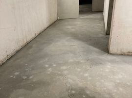 07.03.2023: Nach monatelangem Bangen um fehlende Teile der Heizung geht es nun mit großen Schritten voran. Die Heizungsanlage kann zeitnah Ihren Betrieb aufnehmen. Im Kellergeschoss wurde eine 3 cm-starke Estrichausgleichsschicht eingebaut, damit der Fußboden ein glattes und einheitliches Oberflächenbild erhält.