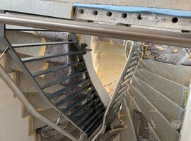 20.02.2023: Die Balkonbeläge sind fertiggestellt und das Treppengeländer ist montiert. Der Aufzug ist in den letzten Zügen. Es konnten bereits die ersten Wohnungen übergeben werden.
