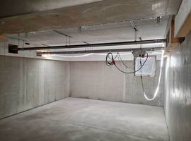 Der Winter hat uns weiterhin fest im Griff. Vereiste Straßen, extreme Kälte und immer wieder Schneefall. Das bremst viele aus. Uns aber nicht. Unserem Objekt in Stockelsdorf macht die Kälte auch nichts aus. Denn Dank unserem Generalunternehmer Altus Bau ist das Objekt winterfest verpackt und mit einer Heizung für Bauwärme ausgestattet. Hier wird also fleißig weitergearbeitet. So sind der Estrichbau im Keller, der Gipsputz im Erdgeschoss sowie die Elektrorohinstallation bereits fertiggestellt. Weitere Ausbauarbeiten schreiten stetig voran.