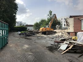 09.08.2019 - Die Abbrucharbeiten auf unserem Grundstück in Stockelsdorf haben begonnen.