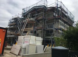 08.08.2022: Nach Fertigstellung des Rohbaus, des Daches und Einbau der Fenster konnte im Juni der Innenausbau starten. Mittlerweile sind die Innenputzarbeiten abgeschlossen und die Trockenbauwände werden montiert.