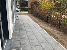 28.04.2023: Das Gelände wurde modelliert. Der Mutterboden wurde aufgebracht und der Rasen darauf gesät. Die Zuwegungen und auch der Müllplatz sind gepflastert und auch die Dachbegrünung im Hinterhof wurde bereits angelegt.