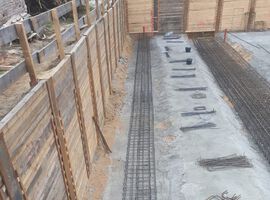 13.03.2021 - Die Bewährung wird vorbereitet für die Betonage der Sohle.