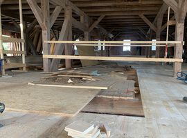 18.08.2020 - Die Zimmerei bringt die Bodenebenen ein. Außerdem wurde mit der Ausbesserung der Balkenlagen begonnen, so dass zeitnah das Dach witterungsgeschützt abgedichtet werden kann.