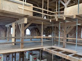 01.10.2020 - Das Treppenhaus und der Fahrstuhlschacht sind im EG fertig gemauert. Die Zimmermannsarbeiten schreiten kontinuierlich voran.