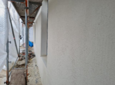 Bautenstand 07.04.2026: Auf der Baustelle sind in den vergangenen Wochen erneut deutliche Fortschritte erzielt worden. Die wesentlichen Rohbauarbeiten sind bereits abgeschlossen – das Gebäude ist vollständig errichtet und durch den Einbau von Fenstern und Haustüren nun klar in seiner finalen Kubatur erkennbar. Im Bereich Dach konnten die vorbereitenden Maßnahmen erfolgreich fertiggestellt werden. Der Fokus liegt derzeit auf der Abdichtung des Hauptdachs, die planmäßig umgesetzt wird. Auch der technische Ausbau entwickelt sich kontinuierlich weiter: Die Elektroinstallation sowie die Gewerke Heizung, Sanitär und Lüftung befinden sich in einem fortgeschrittenen Stadium und werden aktuell in den oberen Etagen weitergeführt. Der Innenausbau nimmt ebenfalls zunehmend Gestalt an. Große Teile des Trockenbaus sind bereits realisiert, einzelne Wandbereiche geschlossen. Die Kellerdämmung befindet sich in den letzten Zügen, und die Montage der Stahlzargen ist abgeschlossen. Die Estricharbeiten wurden im Kellergeschoss erfolgreich beendet und schreiten im Erdgeschoss weiter voran. Parallel dazu haben die Fassadenarbeiten begonnen, sodass sich auch das äußere Erscheinungsbild des Gebäudes weiterentwickelt. Fazit: Der Baufortschritt verläuft weiterhin stabil und im vorgesehenen Zeitrahmen.