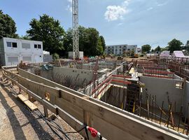 Am 01. Juni 2025 sind die Erdarbeiten für die Gründung des Objektes abgeschlossen.  In dem unterkellerten Bereich sind bereits die ersten Wände gezogen, so dass in absehbarer Zeit  die Kellergeschossdecke aufgelegt werden kann. Im nichtunterkellerten Bereich gehen die Arbeiten  für die Sohlplatte anschließend weiter. Insgesamt sind wir mit der Zusammenarbeit mit der Firma ALTUS hochzufrieden.